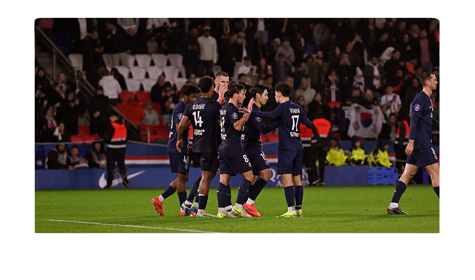Joueurs de football en pleine action, image nette et détaillée typique d'un flux en haute définition